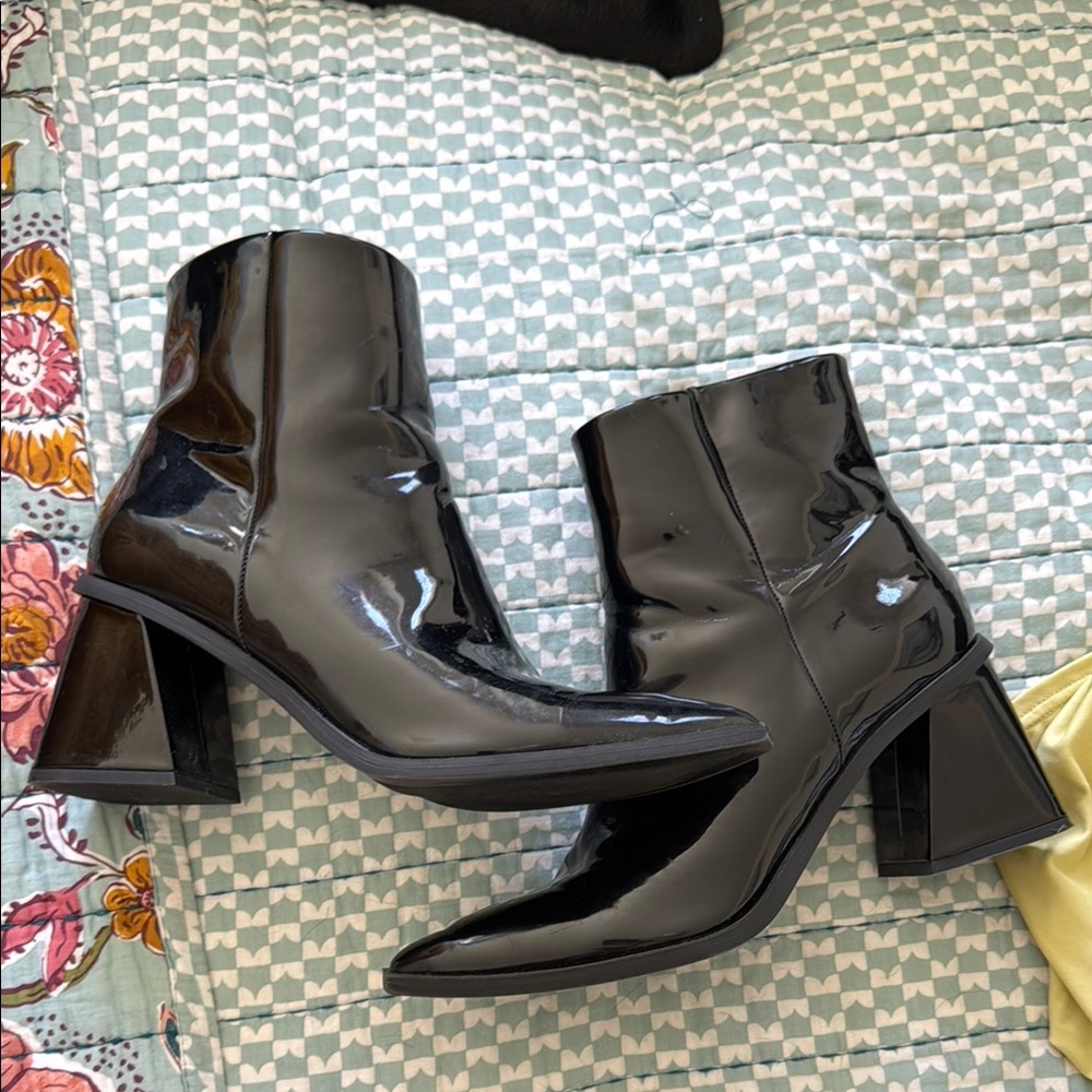 NWOT NORDSTROM B.P. BLACK PATENT FAUX LEATHER BOOTIE - 7.5